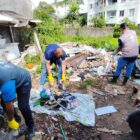 Homens recolhem resíduos descartados irregularmente em área aberta