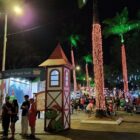 Praça decorada para o Natal