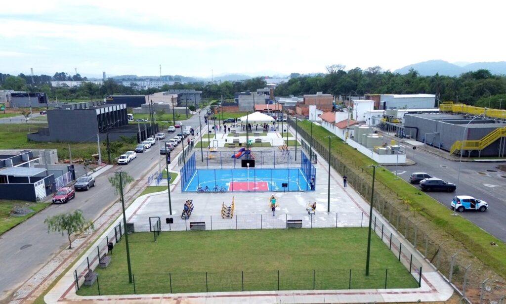 Bairro Vila Nova recebe praça com mais de 3 mil metros quadrados equipada com parquinho e academia
