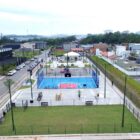 Imagem aérea mostra campo de futebol, quadra e parquinho