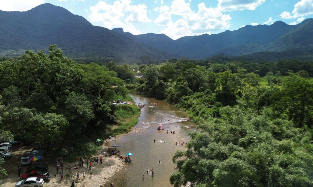 Semana dos Rios promove educação ambiental com limpeza de rio e mangue, plantio de mudas e atividades em escolas