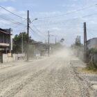 Imagem de uma rua residencial sem asfalto