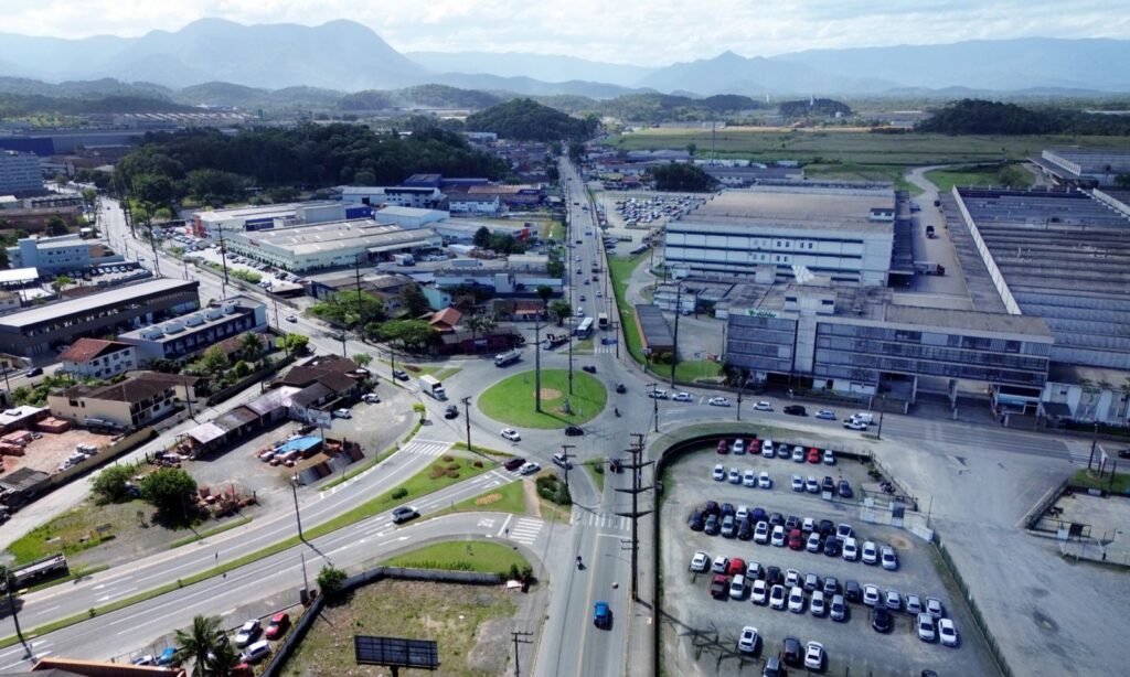 Seinfra realiza retirada de canteiro em rotatória da zona Norte neste sábado