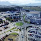 Imagem aérea mostra a rotatória entre as ruas Dona Francisca, Arno Waldemar Döhler, Rui Barbosa e Marquês de Olinda