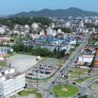 Imagem aérea mostra trecho da rua Dona Francisca