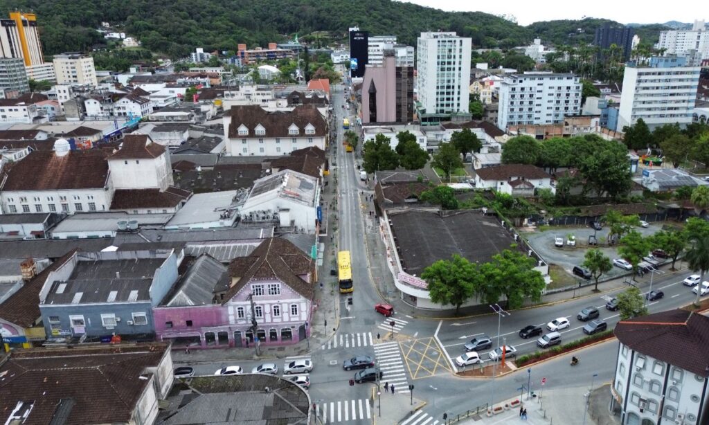 Trecho da Rua 9 de Março será interditado para recapeamento asfáltico nesta terça e quarta-feira, durante a noite