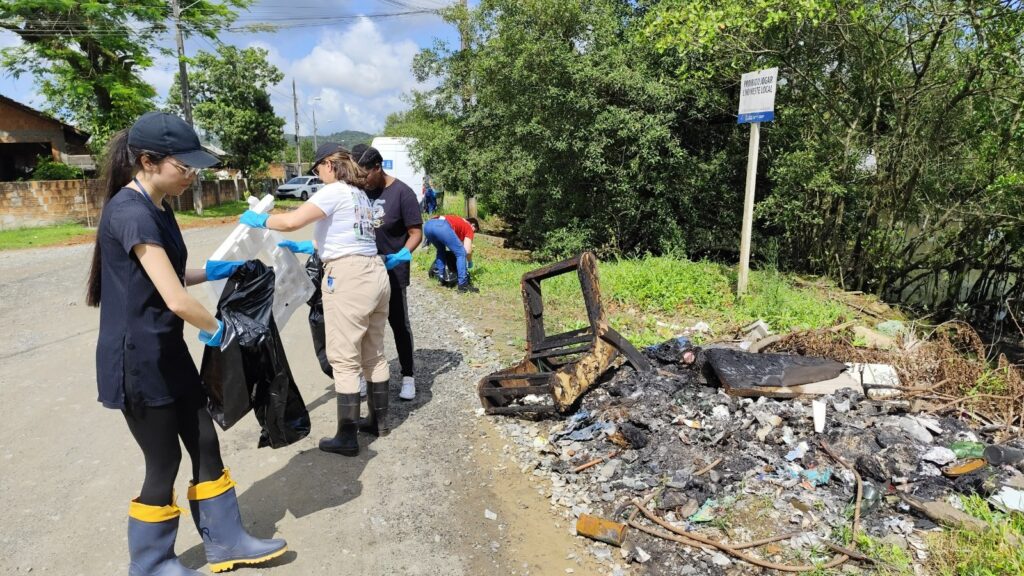 Prefeitura de Joinville retira 10 toneladas de resíduos das margens do rio Comprido e planta árvores durante a Semana dos Rios