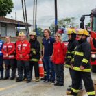 Bombeiros e bombeiras uniformizados posam para foto