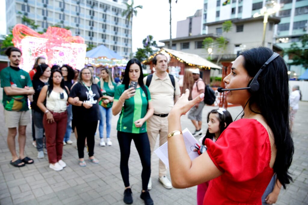 Natal de Joinville realiza visita guiada com audiodescrição para pessoas com deficiência visual