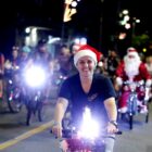 Ciclistas com toca de Papai Noel pedalam pelo Centro