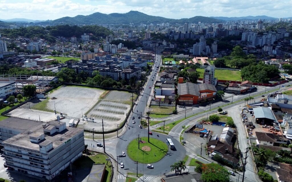 Detrans inicia sinalização de trecho da rua Dona Francisca em última etapa para acréscimo de nova faixa de rolamento