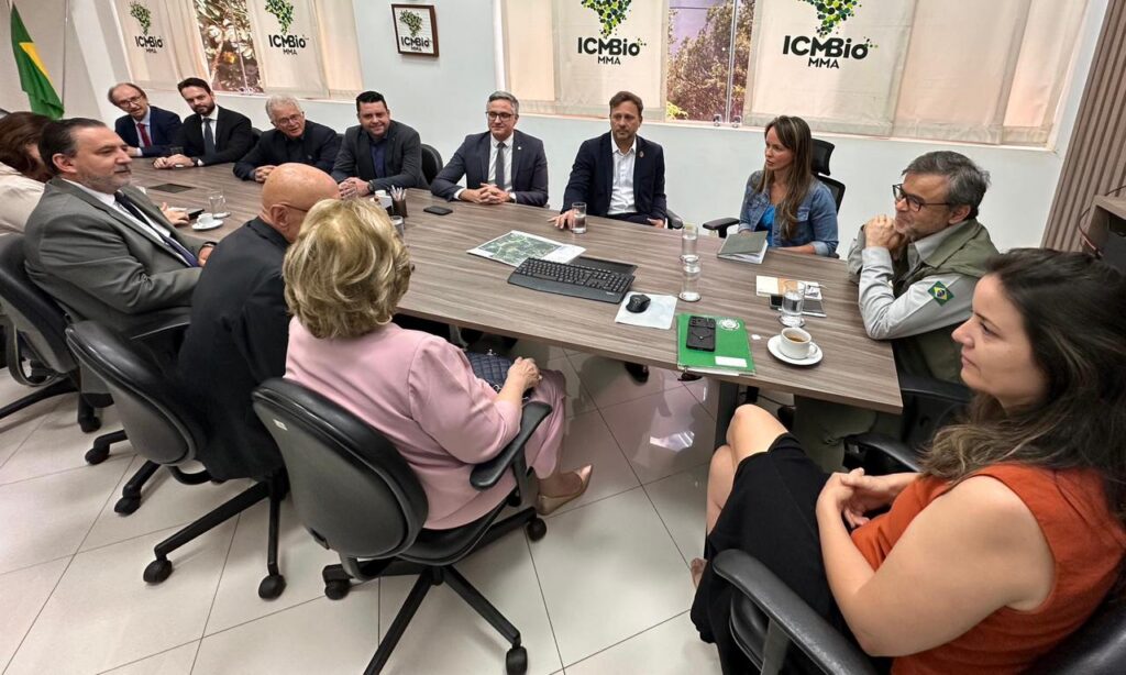 Em Brasília, prefeito Adriano Silva apresenta argumentos contra criação de Unidade de Conservação na área do Quiriri
