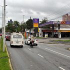 Carros circulando pela Avenida Beira Rio
