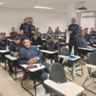 Guardas municipais em sala de aula