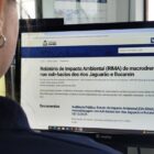 Pessoa acessa página no site da Prefeitura sobre audiência pública sobre Estudo de Impacto Ambiental da macrodrenagem nas sub-bacias dos rios Jaguarão e Bucarein