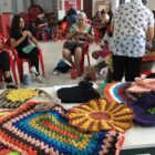 Senhoras fazem crochê