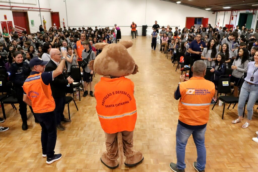 Mais de 500 alunos de Joinville se formam no Programa Defesa Civil na Escola, que aborda a cultura de prevenção de desastres