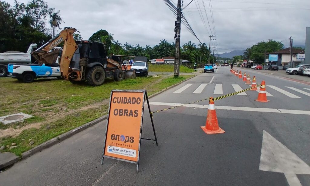 Companhia Águas de Joinville atua em serviços emergenciais no bairro Vila Nova
