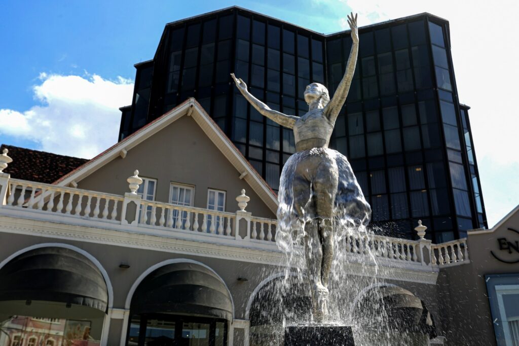 Monumento da Praça Bailarina Liselott Trinks passa por manutenção programada