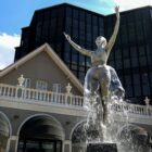 Estátua de metal em forma de bailarina com chafariz de água na parte da saia