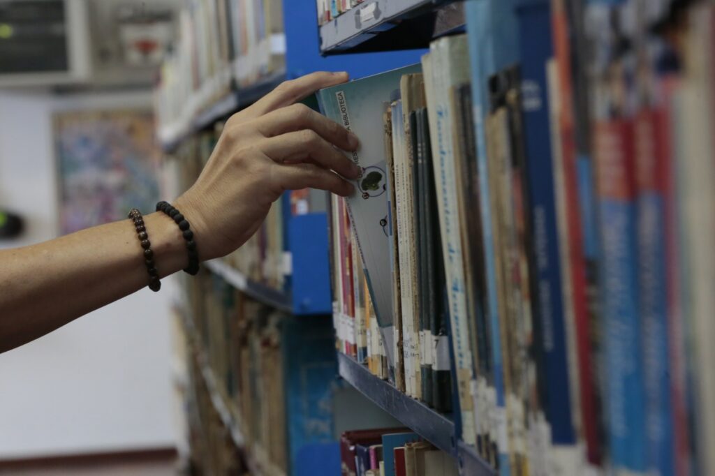 Biblioteca Pública tem programação especial de Natal com rodas de conversa, contação de histórias, música, teatro e dança
