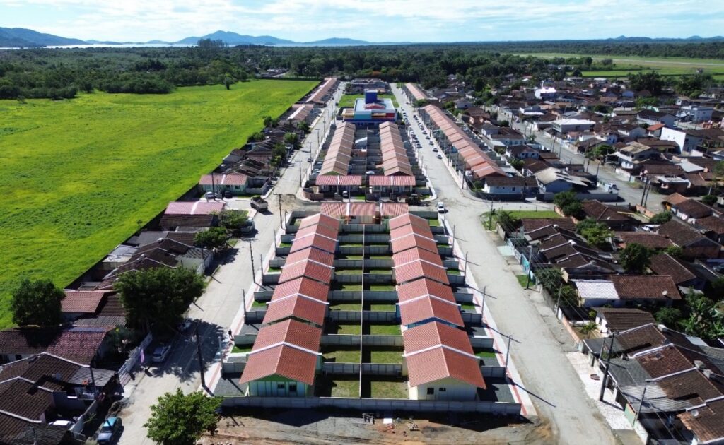 Imagem aérea de dezenas de casas lado a lado