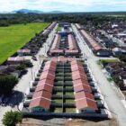 Imagem aérea de dezenas de casas lado a lado