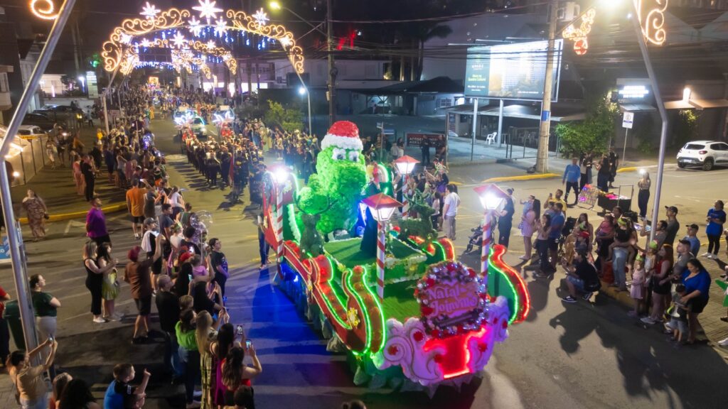 Com carros alegóricos, dança e fanfarras, Desfile de Natal alegra e contagia famílias em Joinville