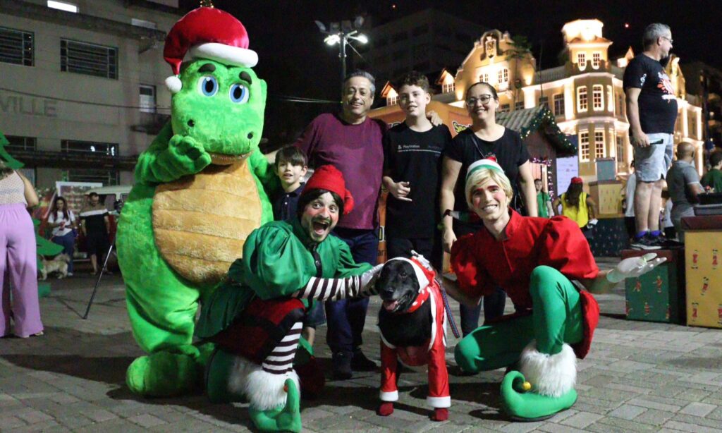 Animais de estimação e seus tutores se divertem em encontro de pets no Natal de Joinville
