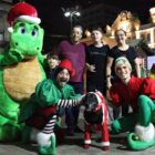 Fritz e duendes do Natal com cachorro fantasiado