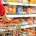 Pessoa empurra carrinho de compras em mercado