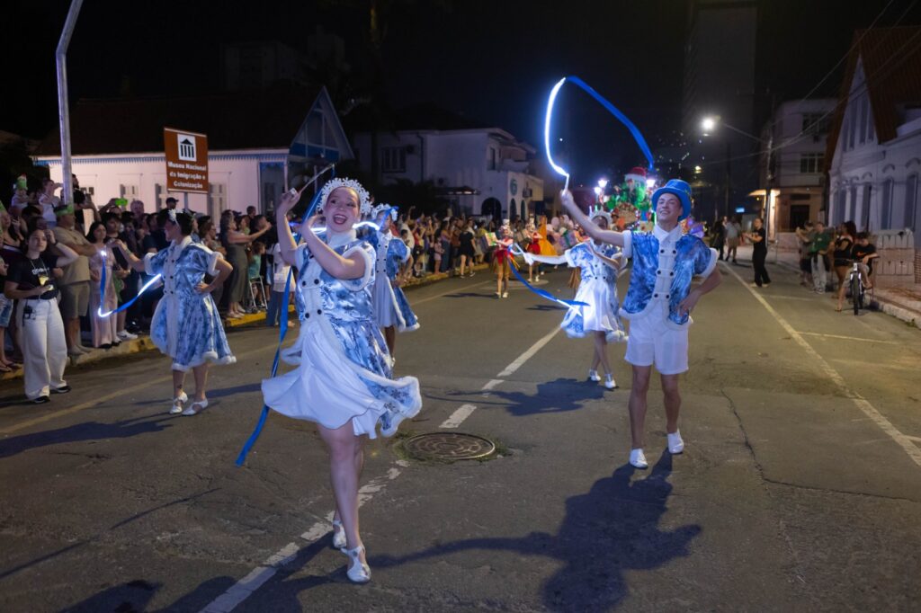 Desfiles e apresentações musicais oferecem “gostinho de quero mais” do espetáculo de abertura de Natal na programação natalina de Joinville
