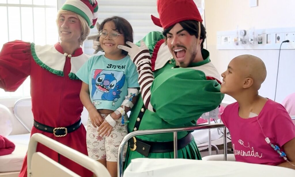 Personagens do Natal de Joinville levam encantamento a pacientes do Hospital Infantil