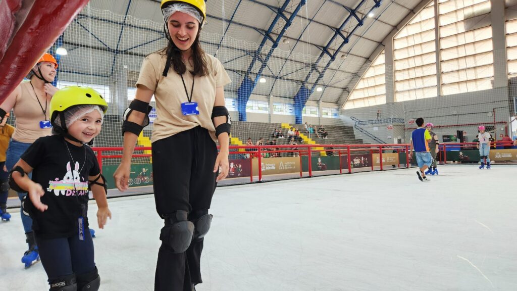 Pista de patinação no gelo do Natal de Joinville garante diversão para toda a família