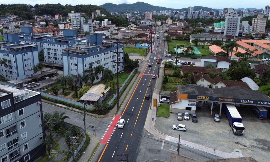 Nova faixa de rolamento da rua Dona Francisca entra em operação