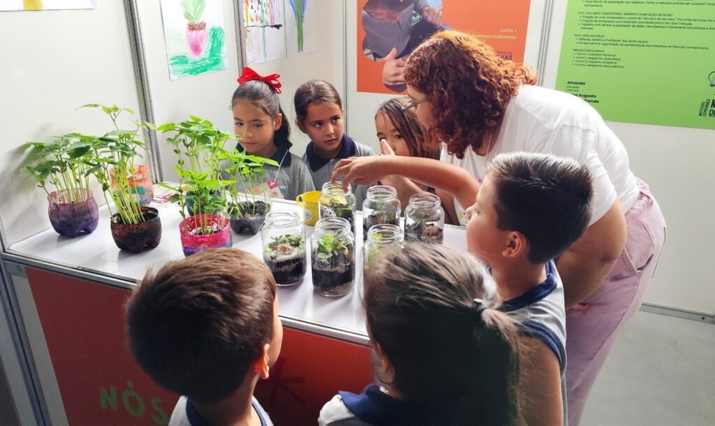 Programa Trilhas da Educação reúne cerca de 1 mil alunos para Feira do Conhecimento