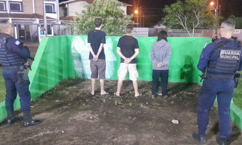 Após denúncia, Guarda Municipal conduz três pessoas em flagrante por pichação