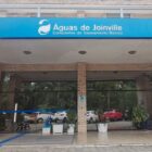 Fachada da sede da companhia de saneamento básico, em tijolinho à vista