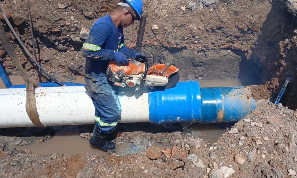 Águas de Joinville continua executando reparo emergencial na rua Tenente Antônio João