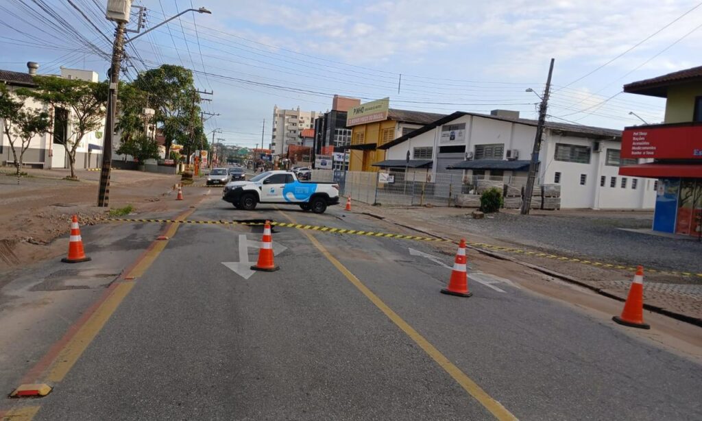 Águas de Joinville trabalha em manutenção emergencial na rua Tenente Antônio João