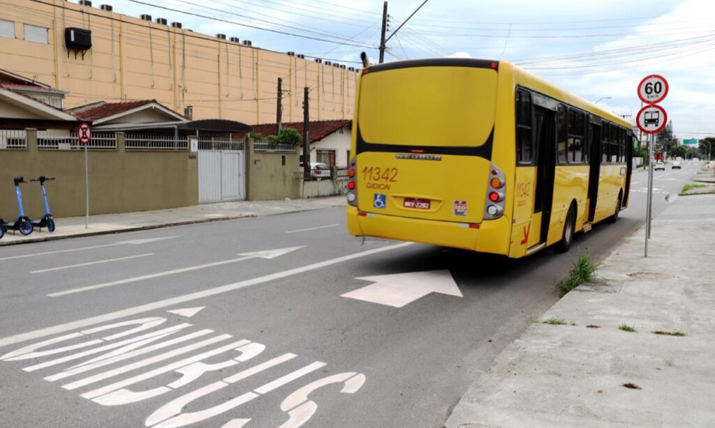 Corredor de ônibus na rua Urussanga entra em operação
