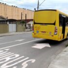 ônibus trafegando no corredor