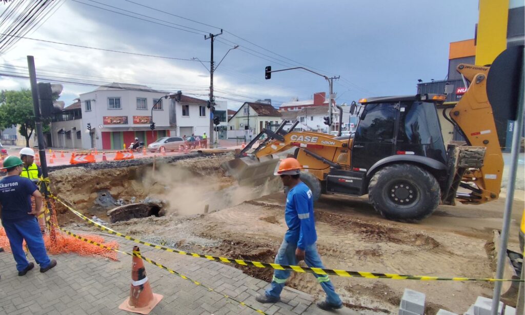 Águas de Joinville realiza manutenção emergencial em adutora na Av. Coronel Procópio Gomes