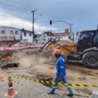 Máquina trabalha em buraco aberto na avenida Procópio Gomes, enquanto homens uniformizados circulam pelo local