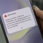 Mensagem em tela de celular alerta para risco de temporal