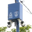 Totem azul com quatro câmeras posicionadas para diferentes ângulos