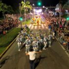 Imagem aérea de ala e carro alegórico na avenida Beira Rio