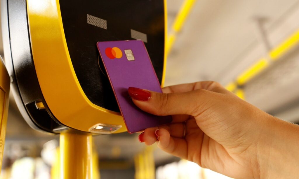 Ônibus do transporte coletivo de Joinville passam a aceitar cartões de crédito e débito a partir deste domingo