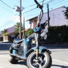 Ciclomotor estacionado em rua
