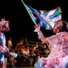 Casal de mestre sala e porta bandeira em desfile de Carnaval